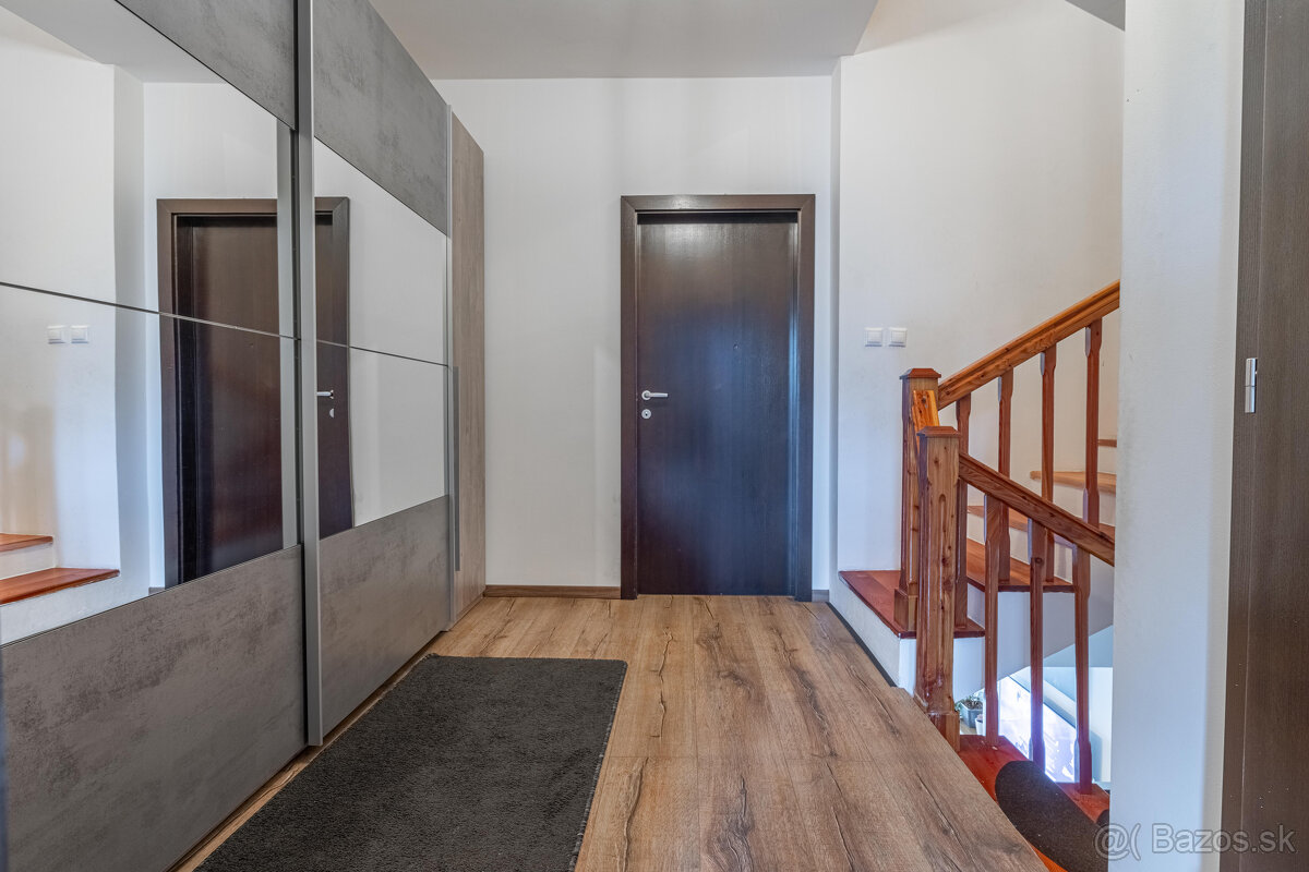 Na predaj 5 izbový poschodový rodinný dom s 2 garážou v Duna - 10