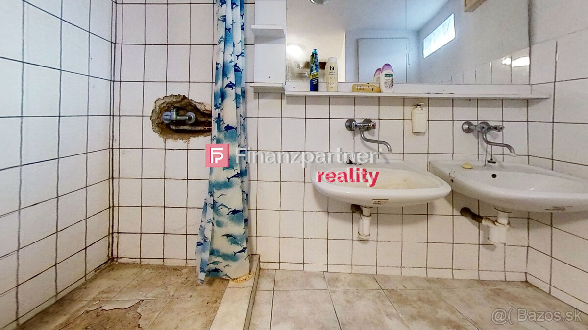 Ponúkame Vám na predaj dva domy na jednom dvore, centrum Lev - 10