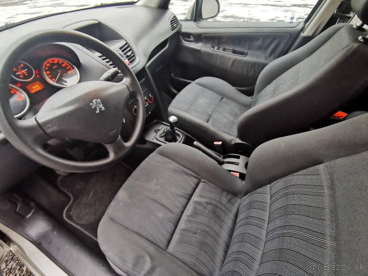 Peugeot 207 1.4 HDi – Sadnúť a jazdiť - 10