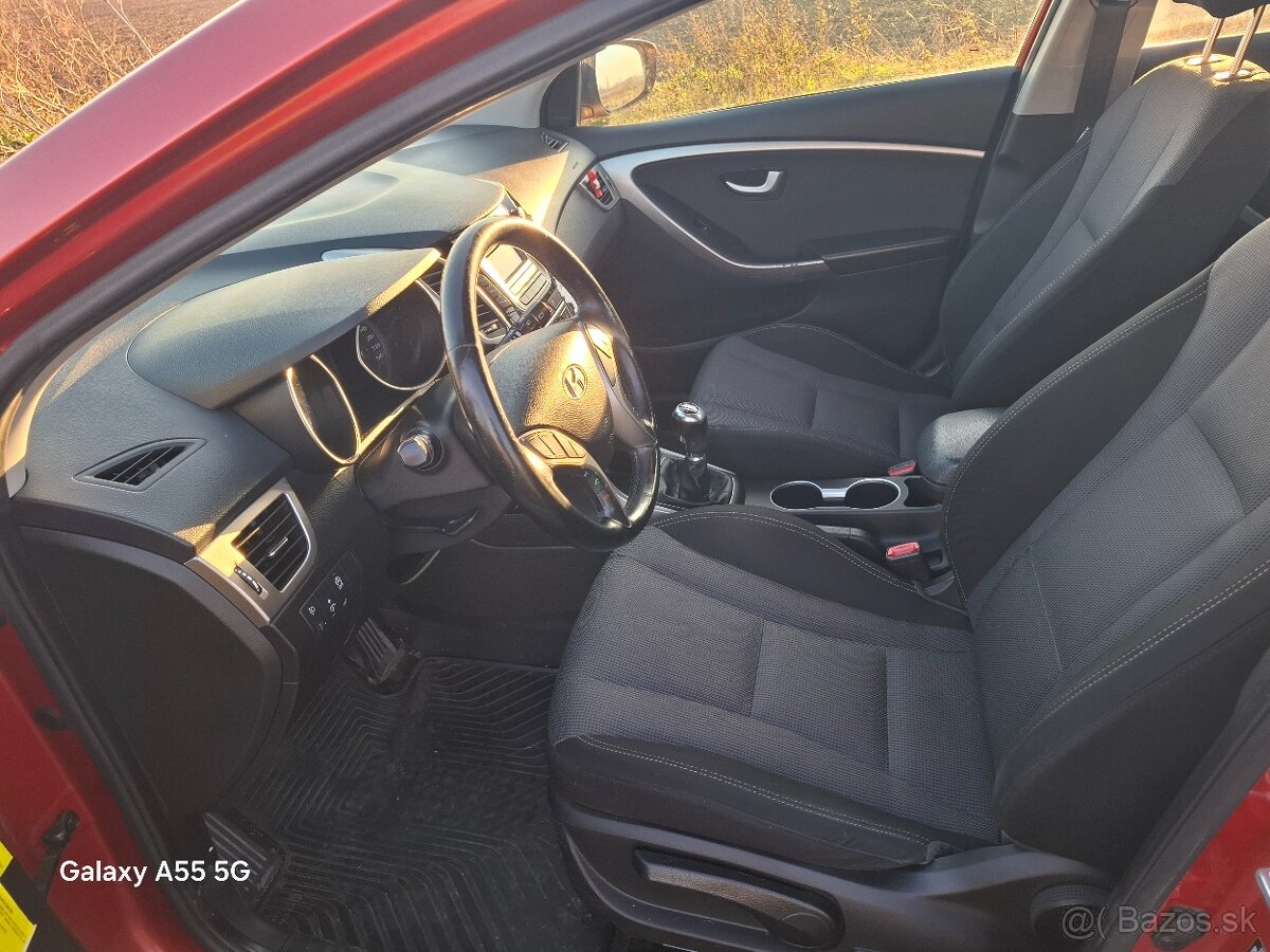 Hyundai i30 HATCHBACK 1,4i MPI Benzín 2015 červená metalíza - 10