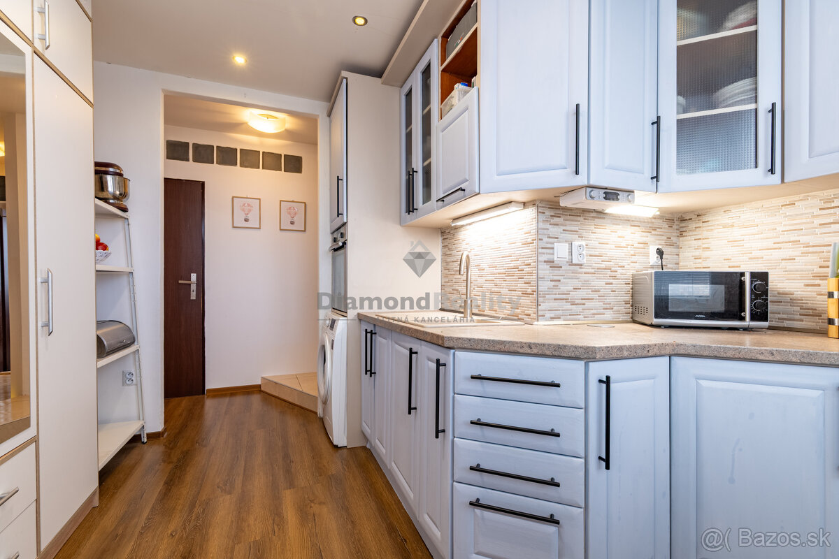 NA PREDAJ KRÁSNY 3 IZBOVÝ BYT S VÝHĽADOM NA MESTO | 64m2 + L - 10