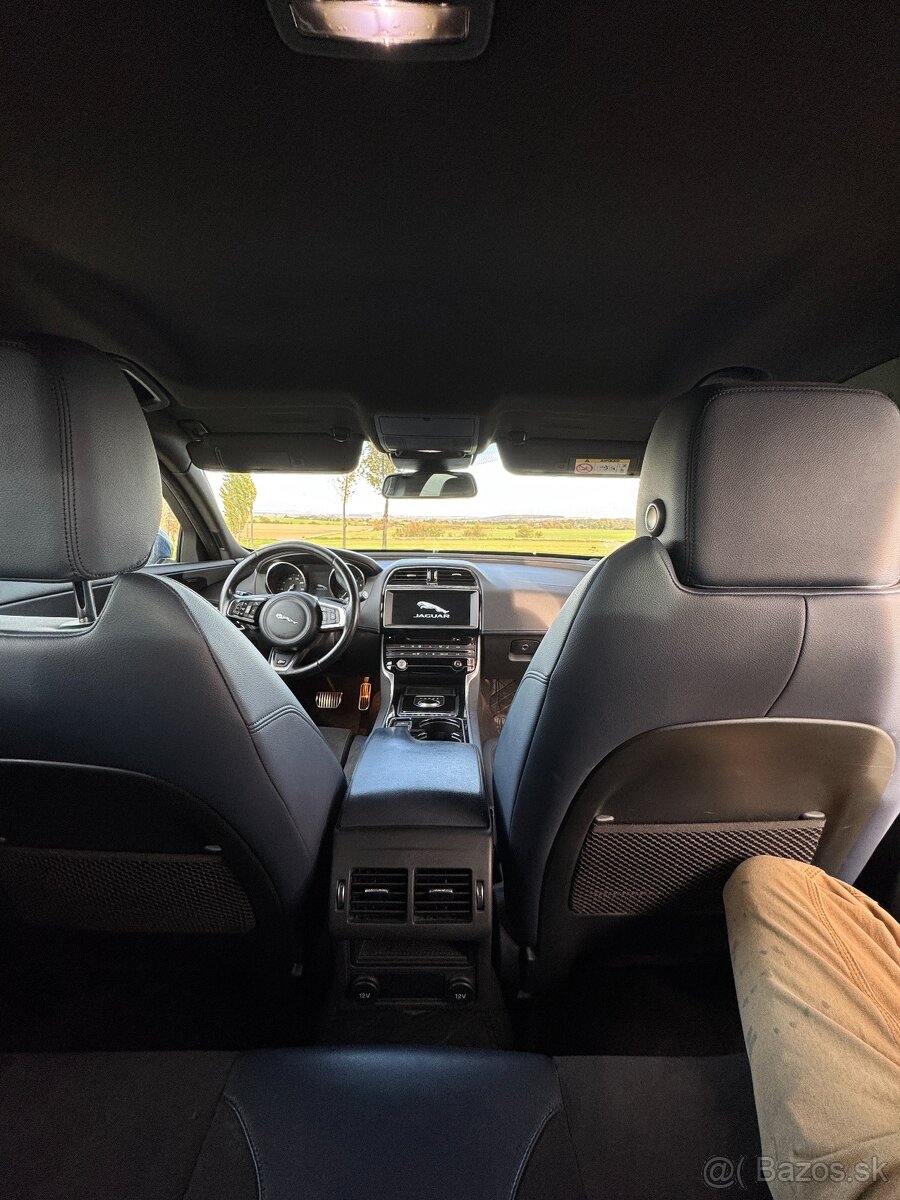 Jaguar XE S V6 340k - 10