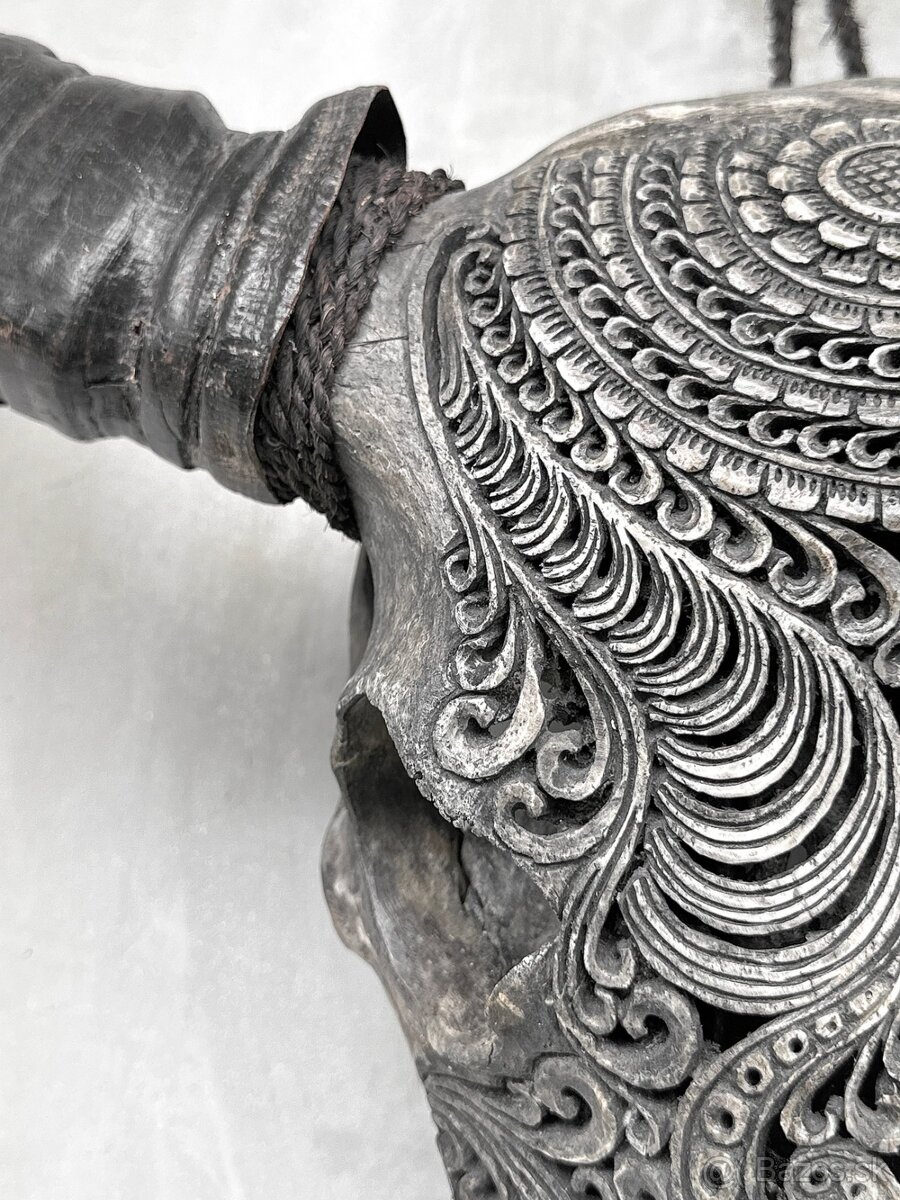 Obrovská šedá vyrezávaná lebka Vodného Bývola - motív Badong - 10