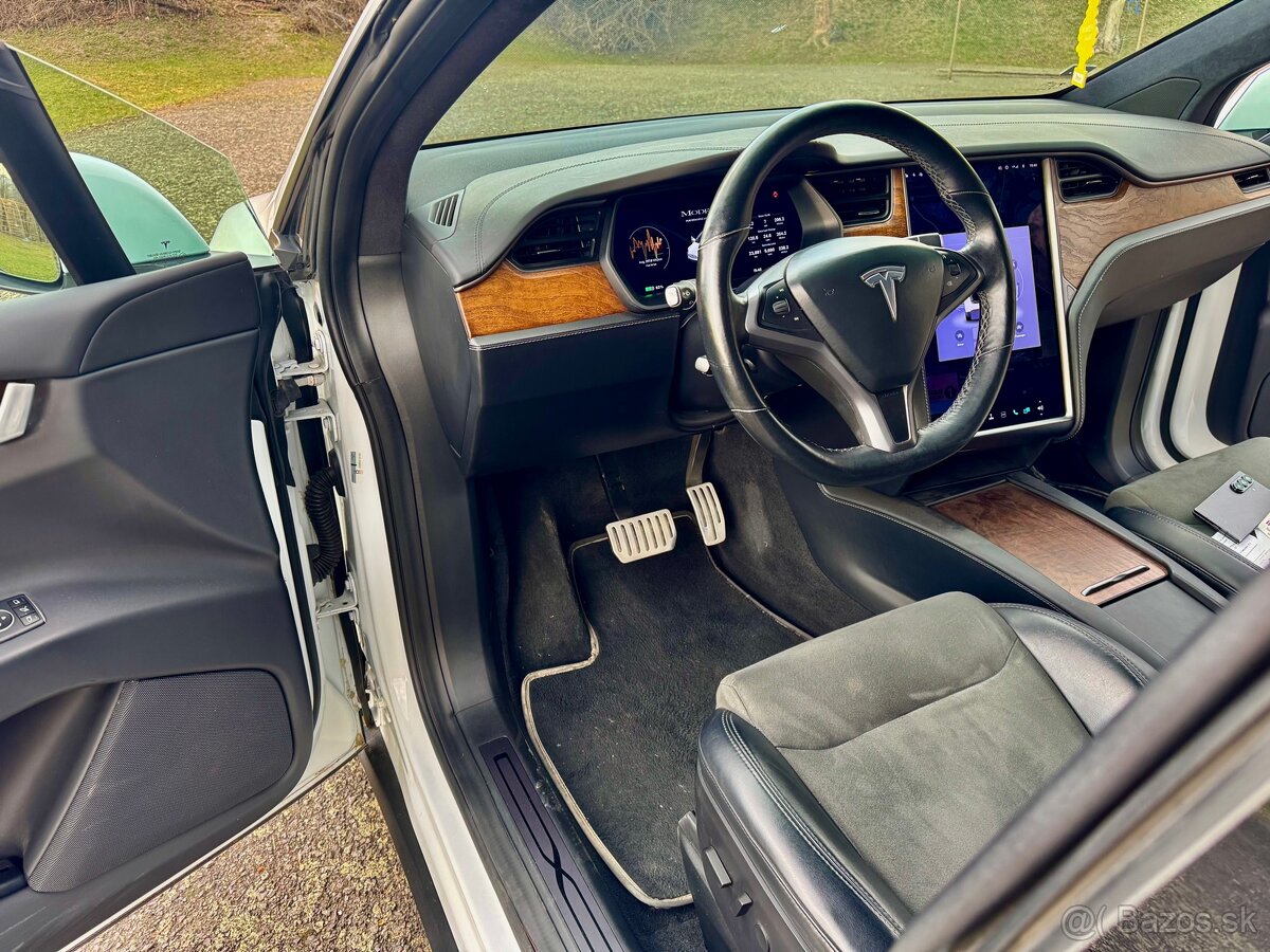 Tesla Model X - 10