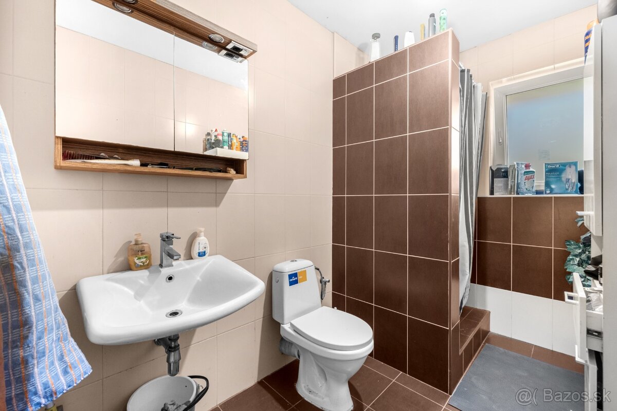 Na predaj 6 izbový RD v centre Dunajskej Lužnej - 10