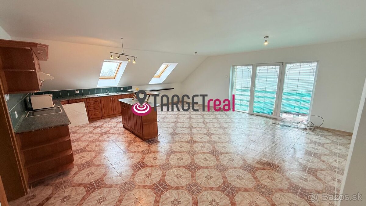 NA PREDAJ – Rodinný dom s veľkým pozemkom a dvomi bytovými j - 10