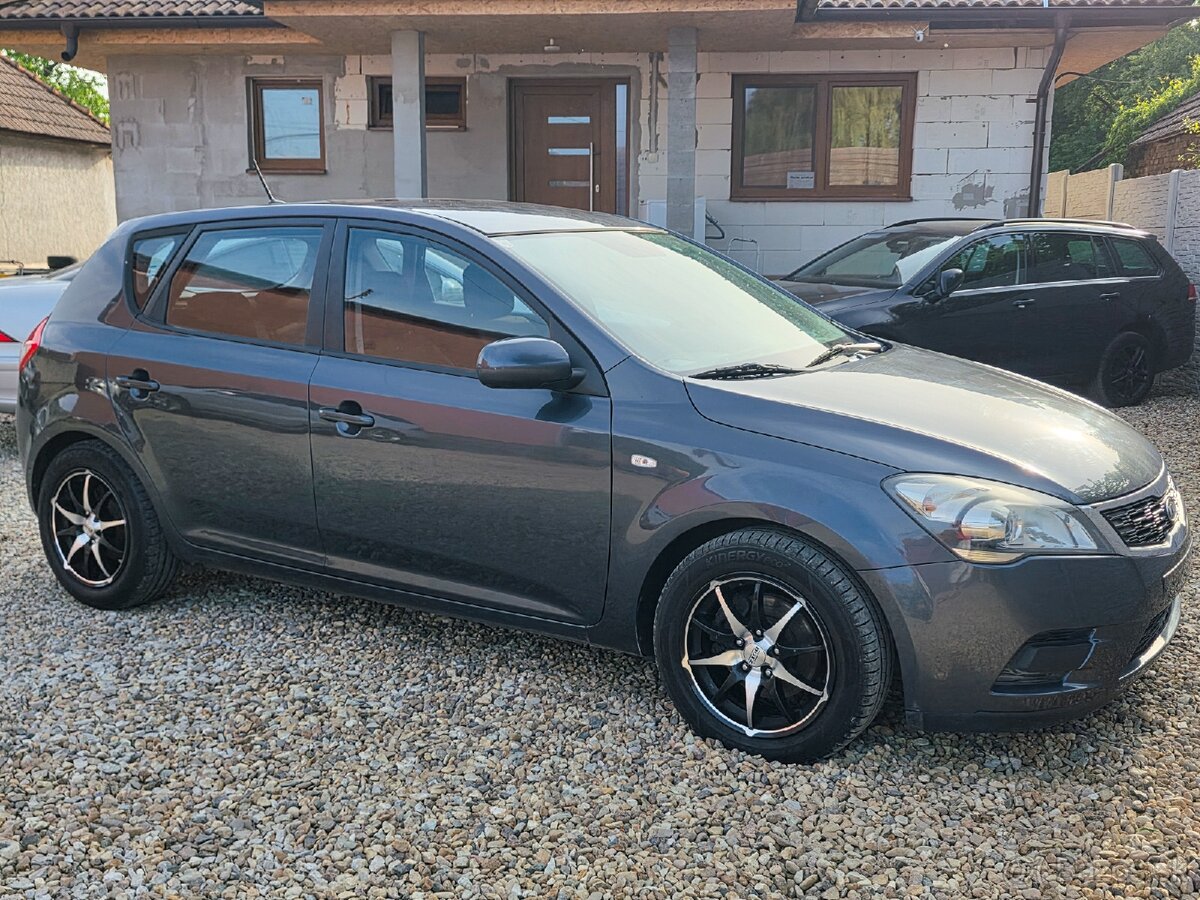Kia Ceed • 1.4 CVVT • Facelift • mod. 2011 • Veľký Servis - 10