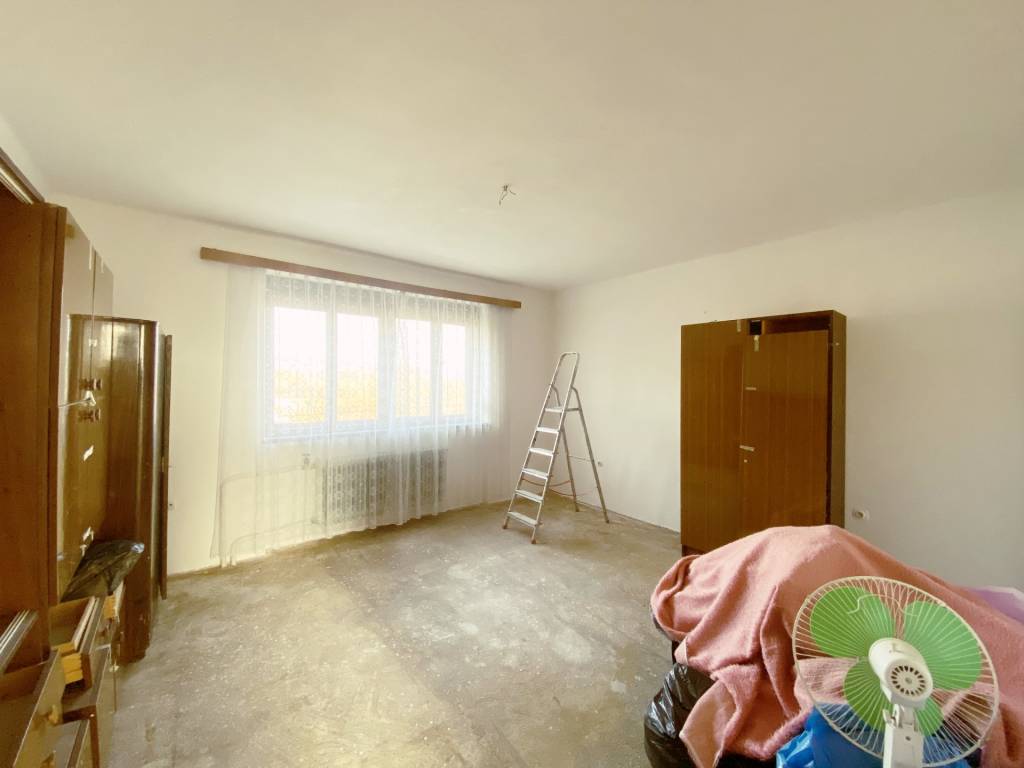 4 izbový poschodový rodinný dom s pozemkom 859 m2 v obci Lok - 10