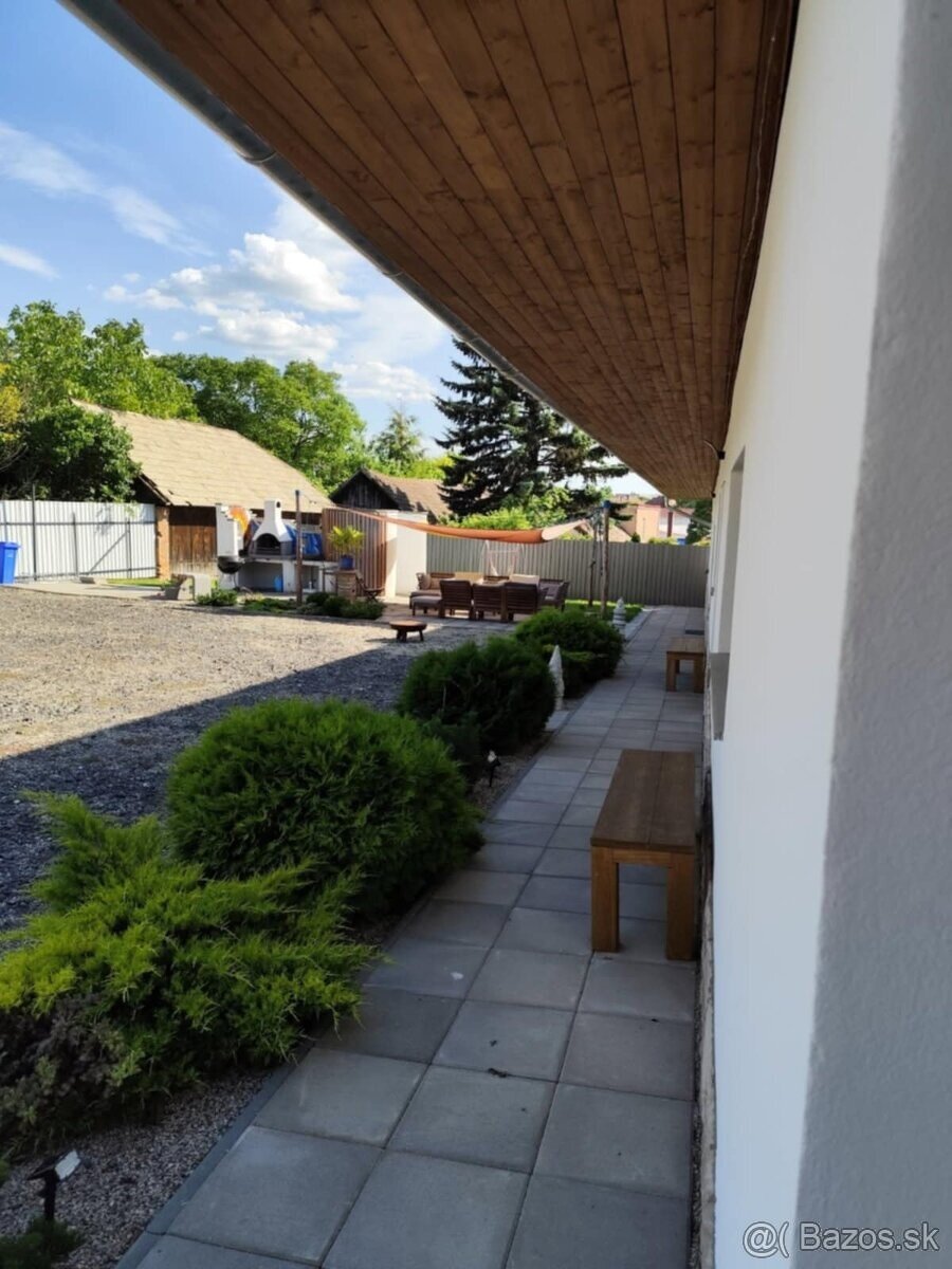 Zrekonštruovaný, zariadený rodinný dom s garážami vo Svodine - 10