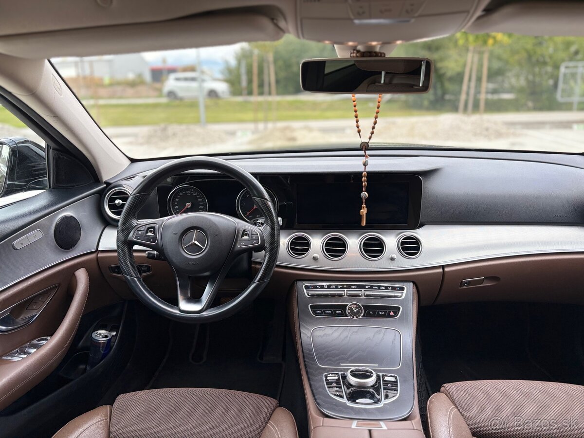 Mercedes-Benz E220d Sedan - 10