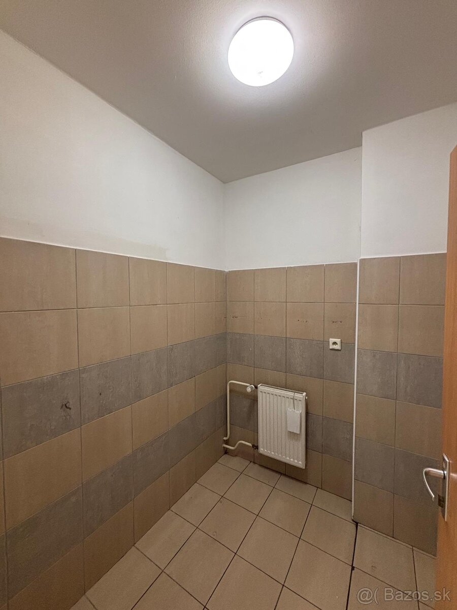 Prenájom obchodného priestoru v OD Prior v širšom centre PP - 10