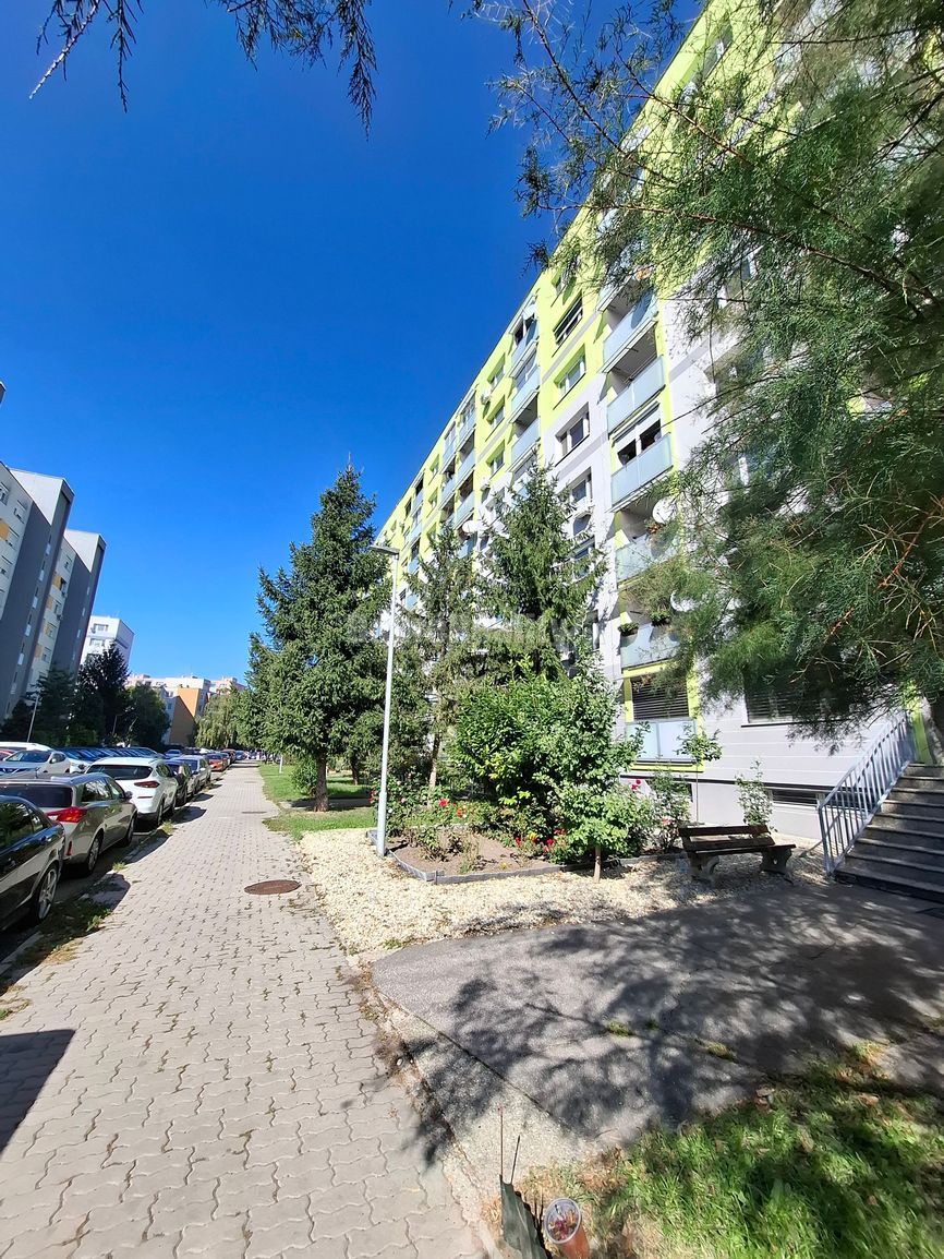 Krásny zariadeny 2izb byt na sidlisku Juh/Šoltesovej ul/ - 10