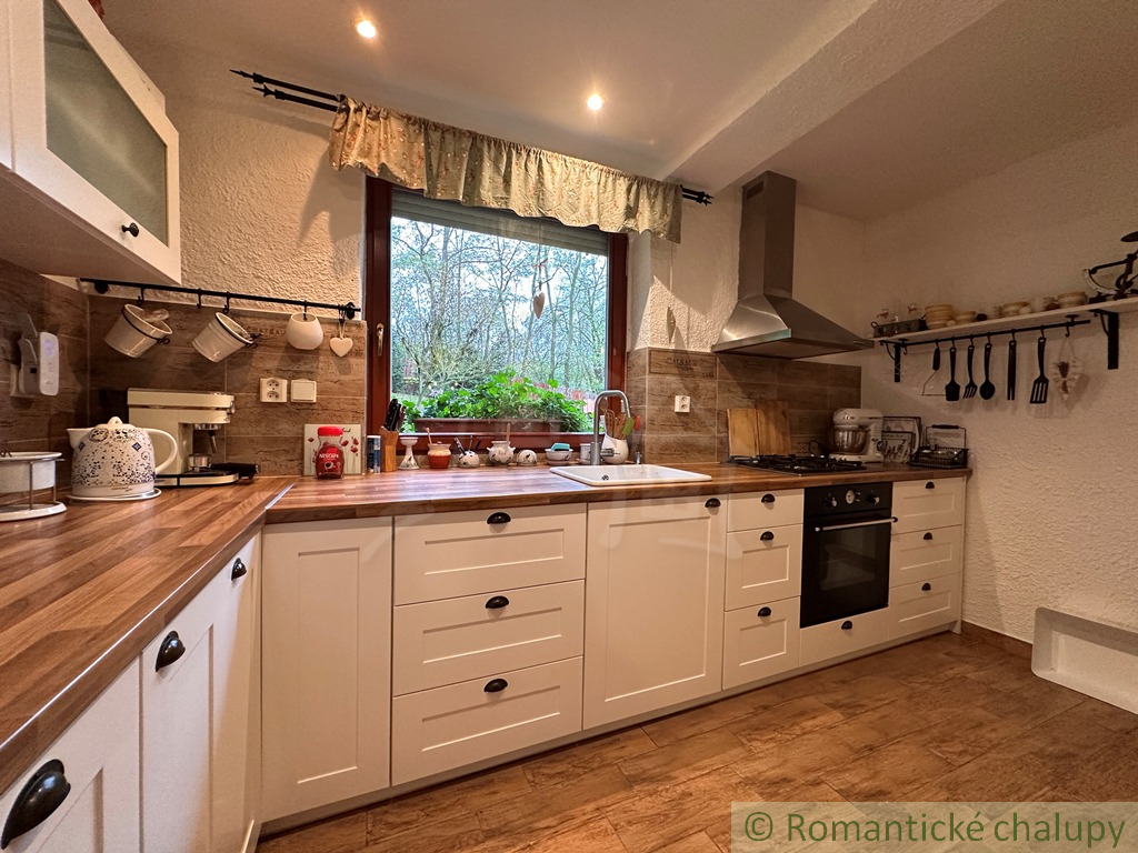 Samota v lese priamo v obci Semerovo Unikátny domček na k - 10