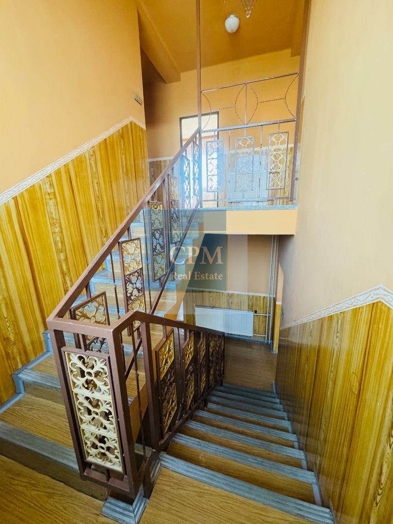 Ponúkame na predaj 5 - izbový poschodový podpivničený dom v - 10