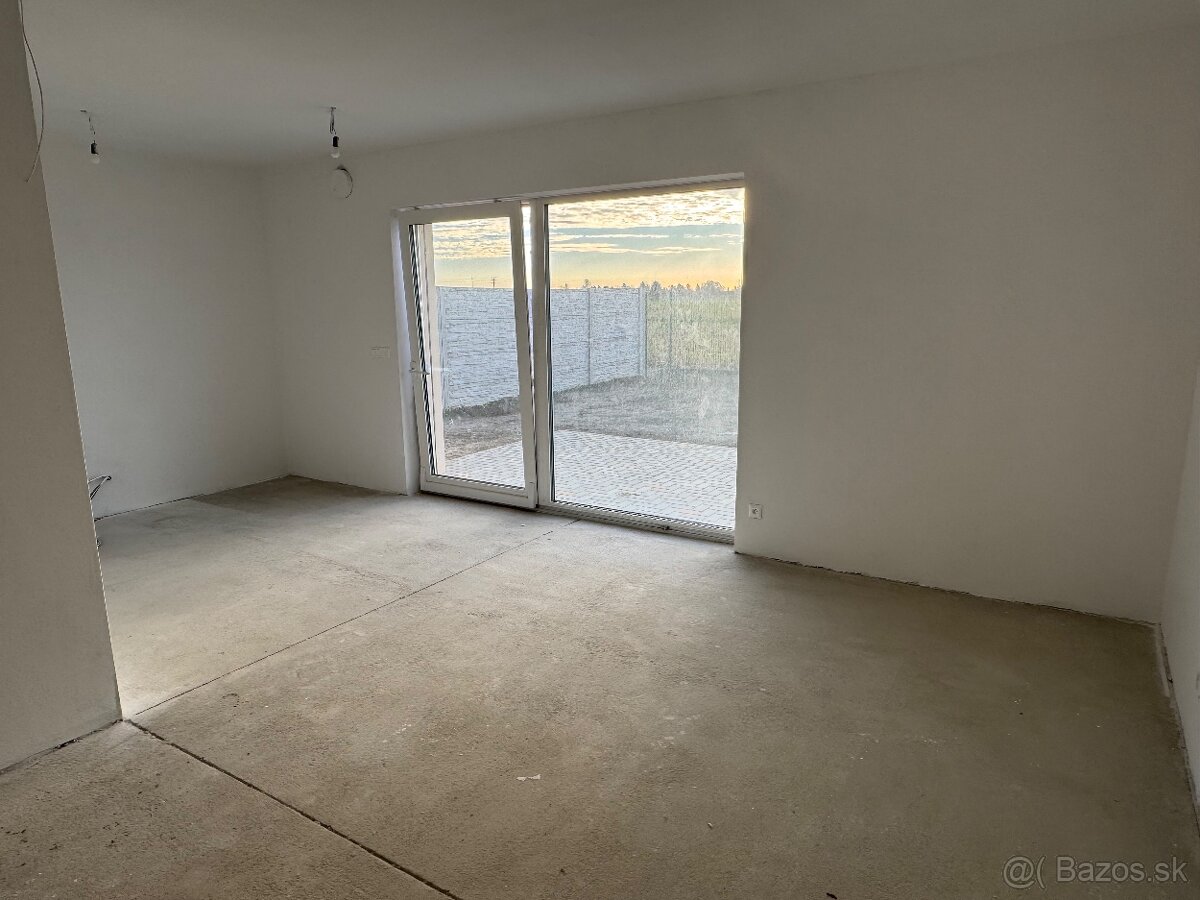 SKOLAUDOVANÝ 86,5m2 4 izbový byt v bungalove v Rovinke - 10