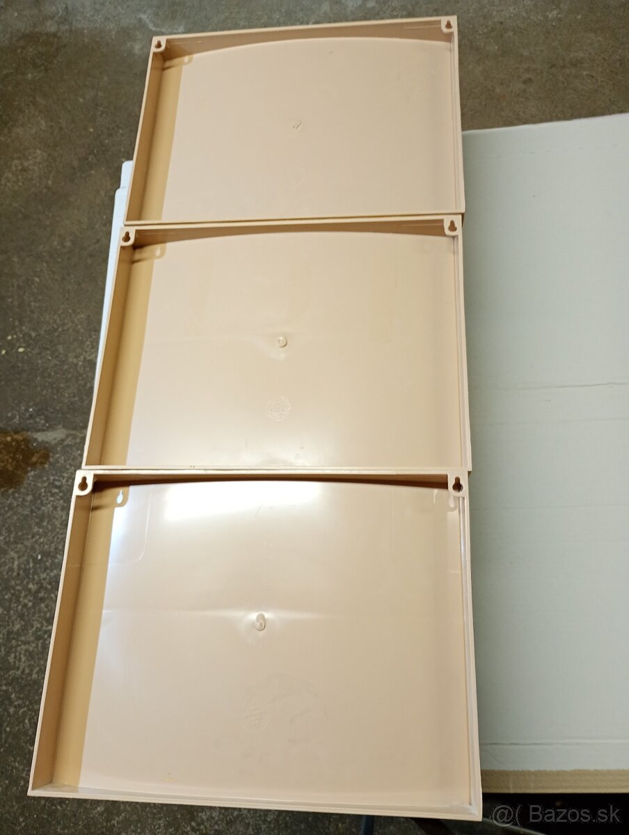 Police do kúpeľne - 10