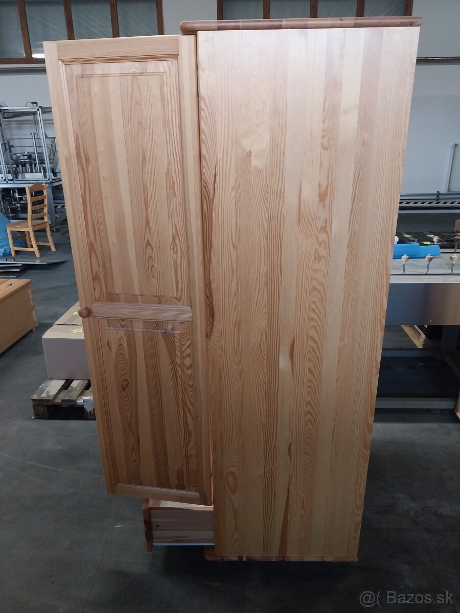 Stôl a stoličky - 10