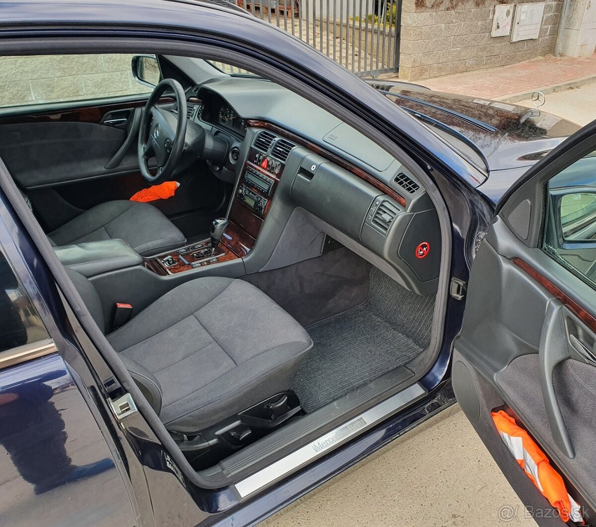 Predám Mercedes Benz E320i 4-Matic automat - 10