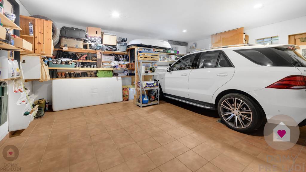 MA/ZOHOR - Rodinný dom s 2 bytovými jednotkami a 3 garážami - 10