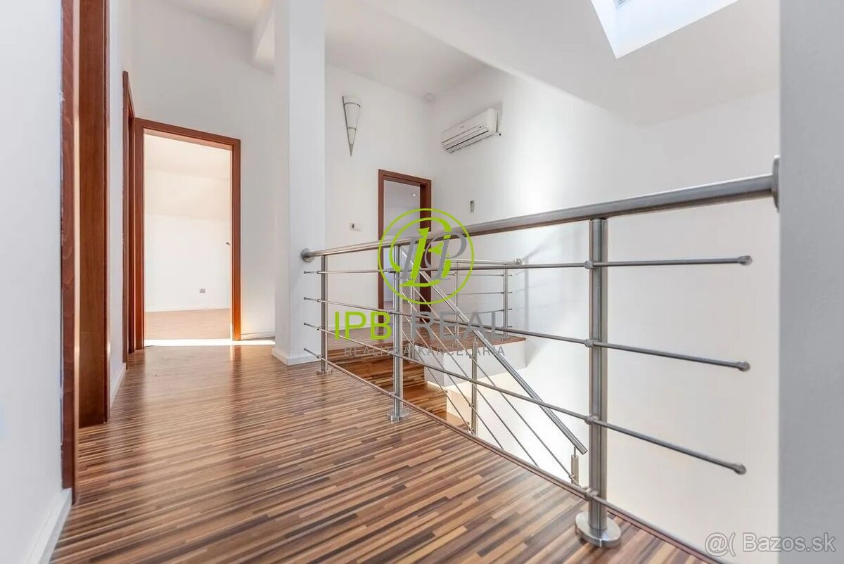 Priestranný rodinný dom s dvojgarážou v Malinove - 10