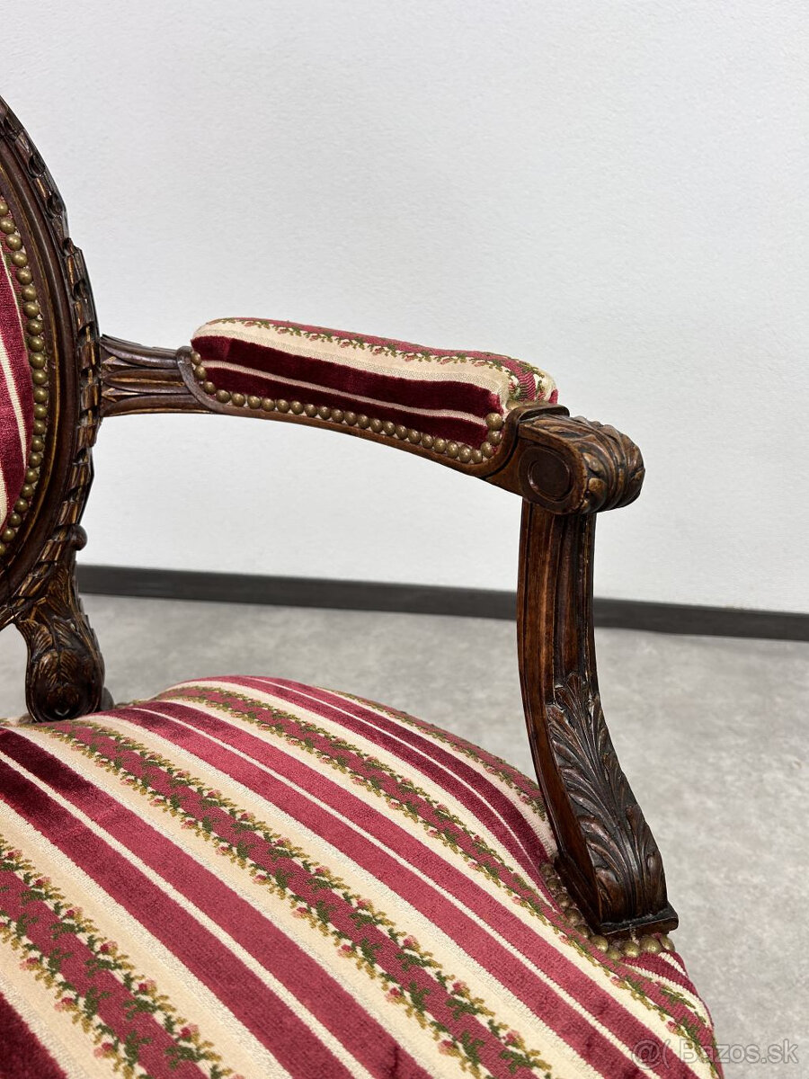 masívne široké kreslo v honosnom klasiciznom štýle - 10