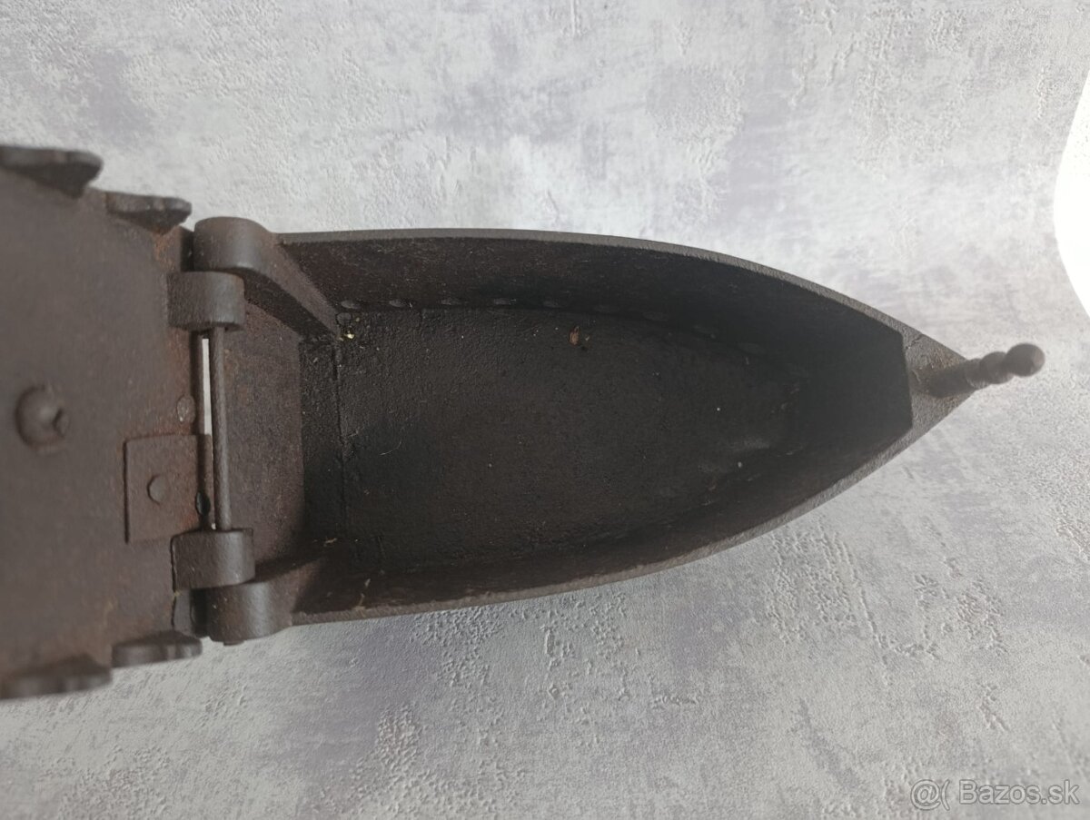 Velká stará atypická a málo běžná žehlička DRAK - 10