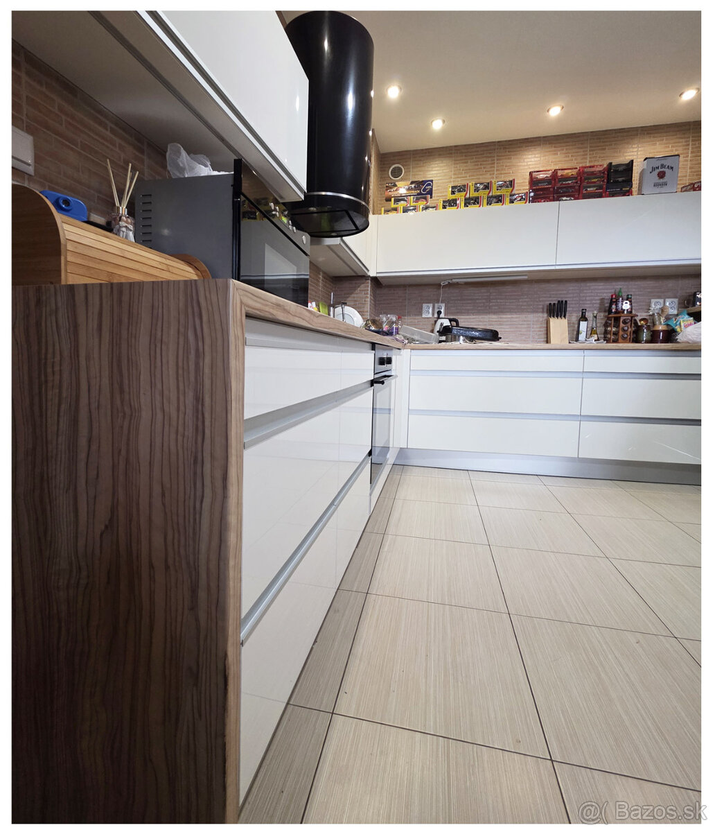 2 RODINNÉ DOMY / JEDEN POZEMOK / PREDAJ / ZVOLEN - 10