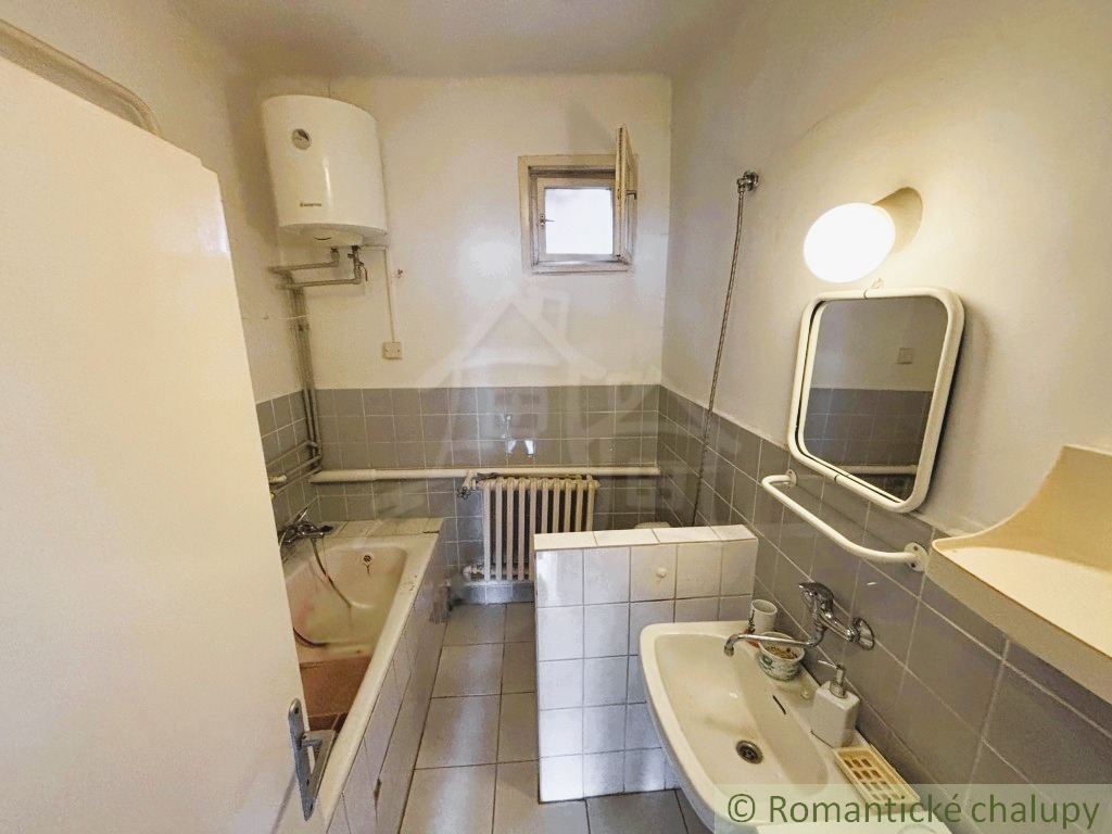 3-izbový rodinný dom s garážou v centre obce Jakubov , okr - 10