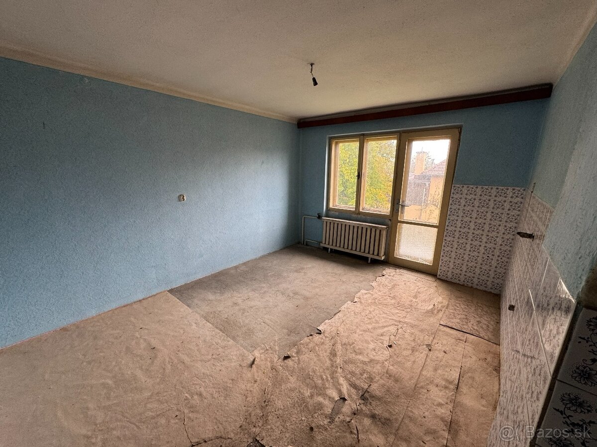 Veľký rodinný dom s čarovnou záhradou a veľkým pozemkom - 10