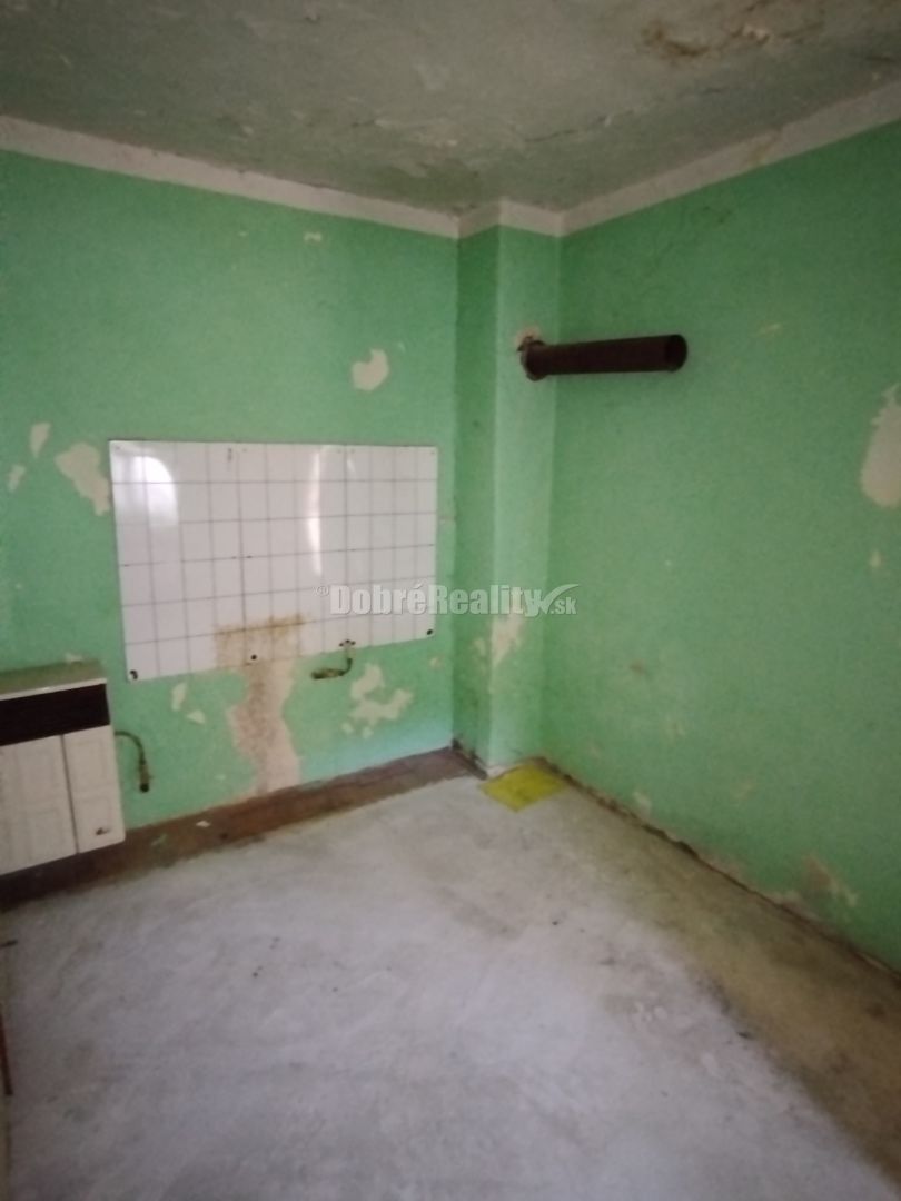 Veľký stavebný pozemok s rodinným domom v tichom prostredí . - 10