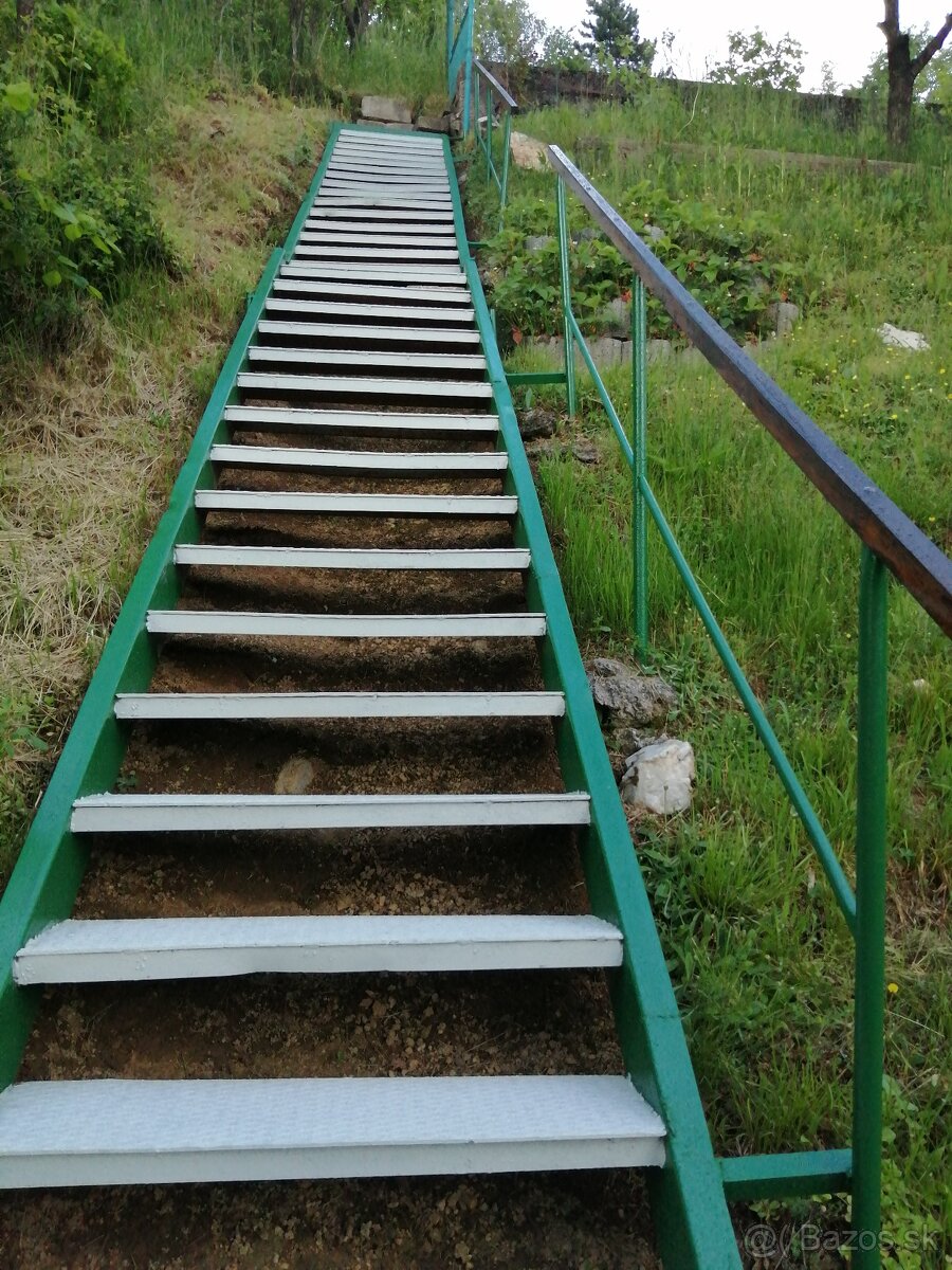 Udržiavaná záhrada s chatkou - 10