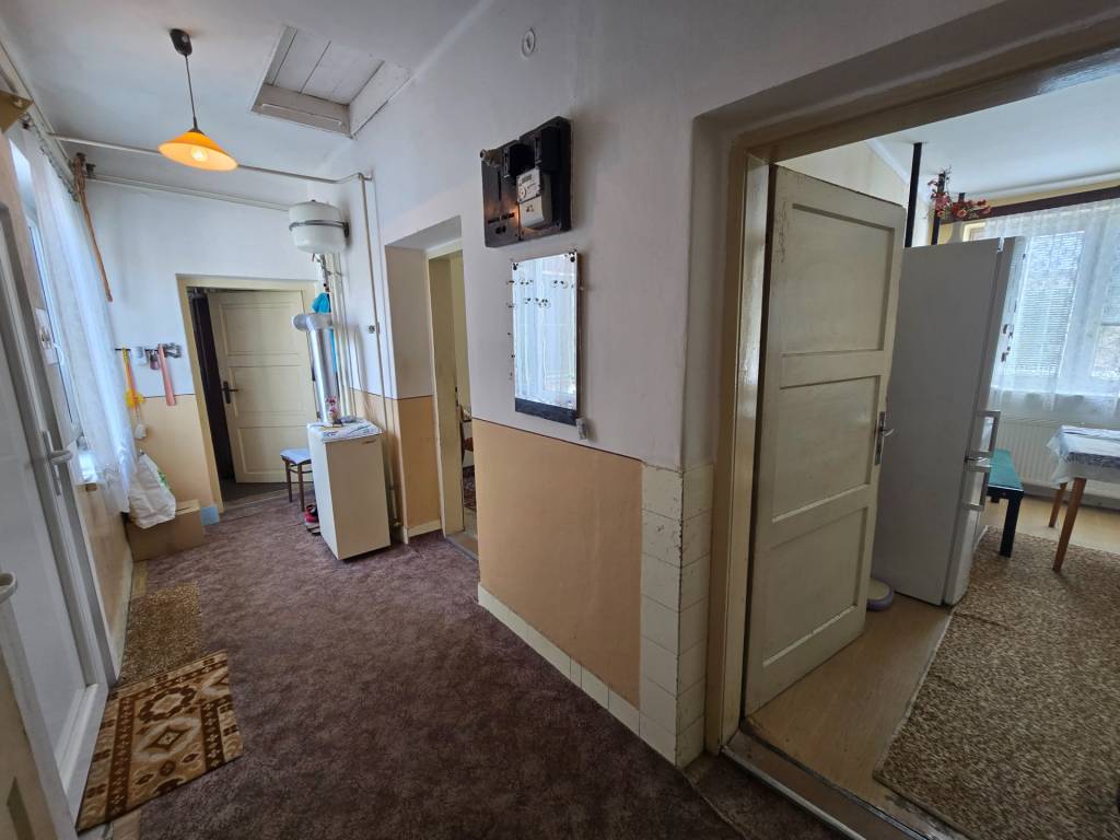 REZERVOVANÉ 4 + 2 izbový rodinný dom - 10