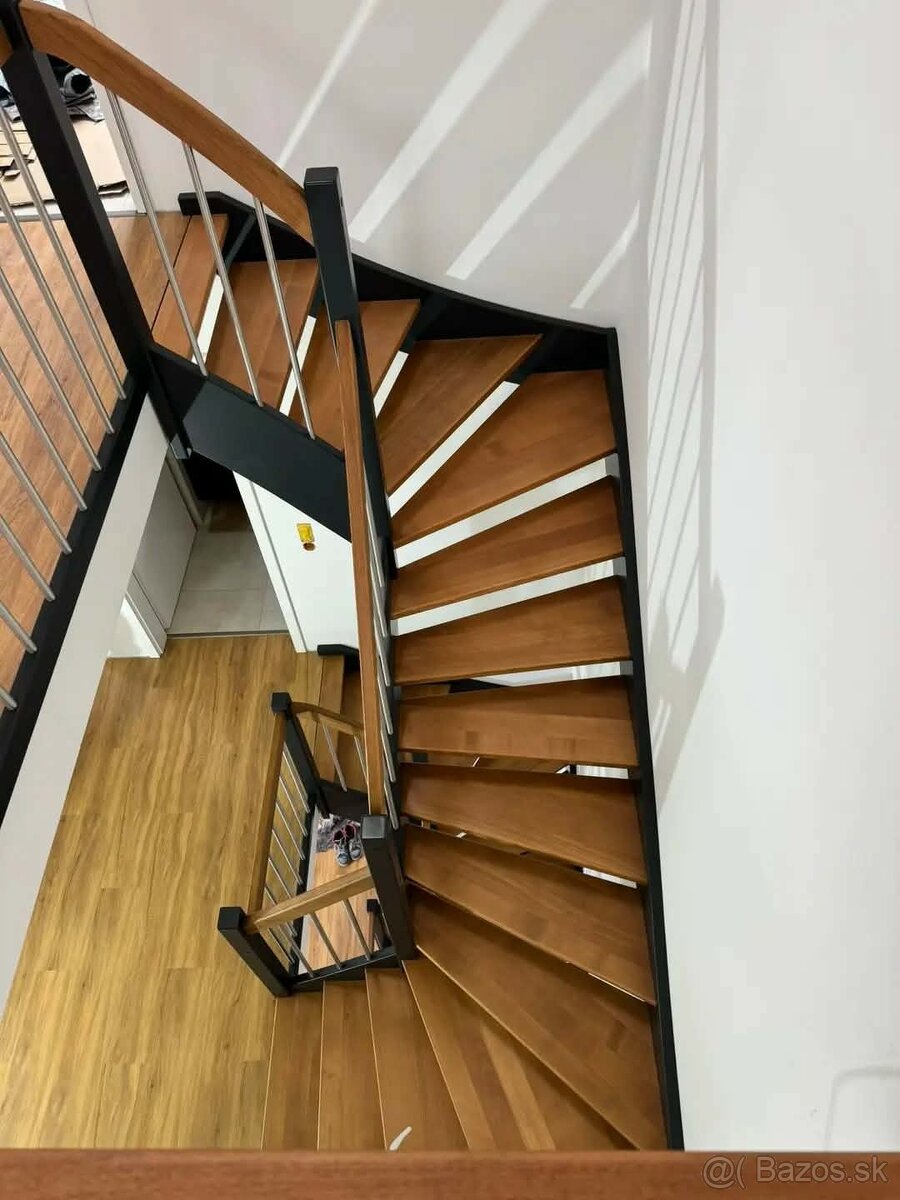 Samonosné drevené schody so zábradlím - 10