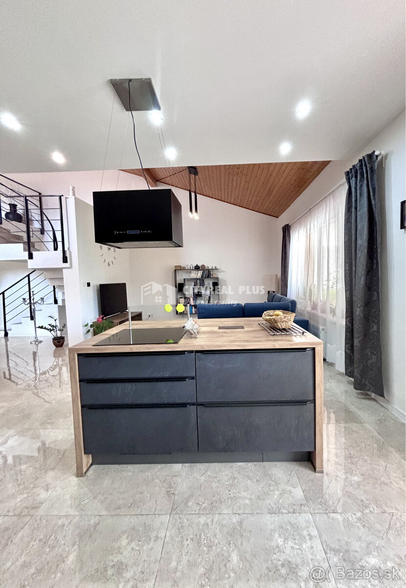 Ponúkame Vám na predaj moderne zrekonštruovaný poschodový ro - 10