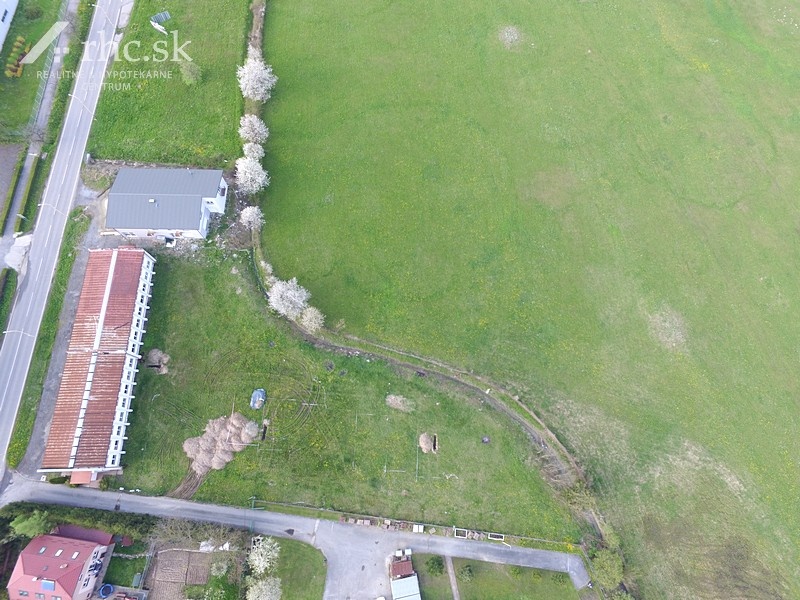 48 ÁROVÝ ROVINATÝ POZEMOK S BUDOVOU VHODNÝ NA VÝSTAVBU - SOV - 10