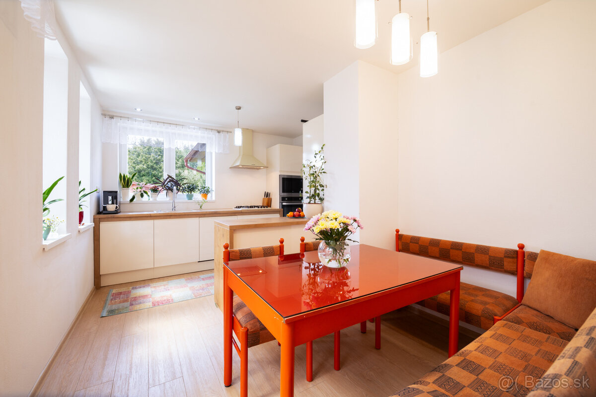 REZERVOVANÉ: Na predaj priestranný dom s veľkým pozemkom v P - 10