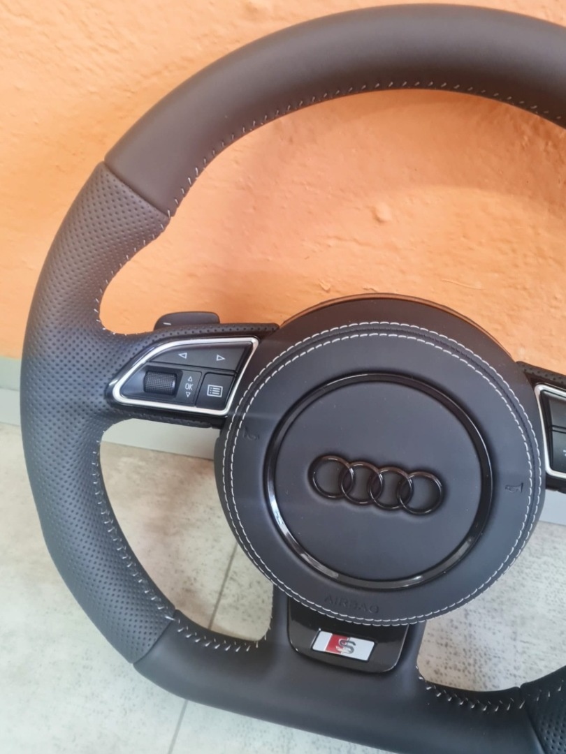 AUDI MULTIFUNKCNY VOLANT S AIRBAGOM A PADLAMI, biela niť - 10