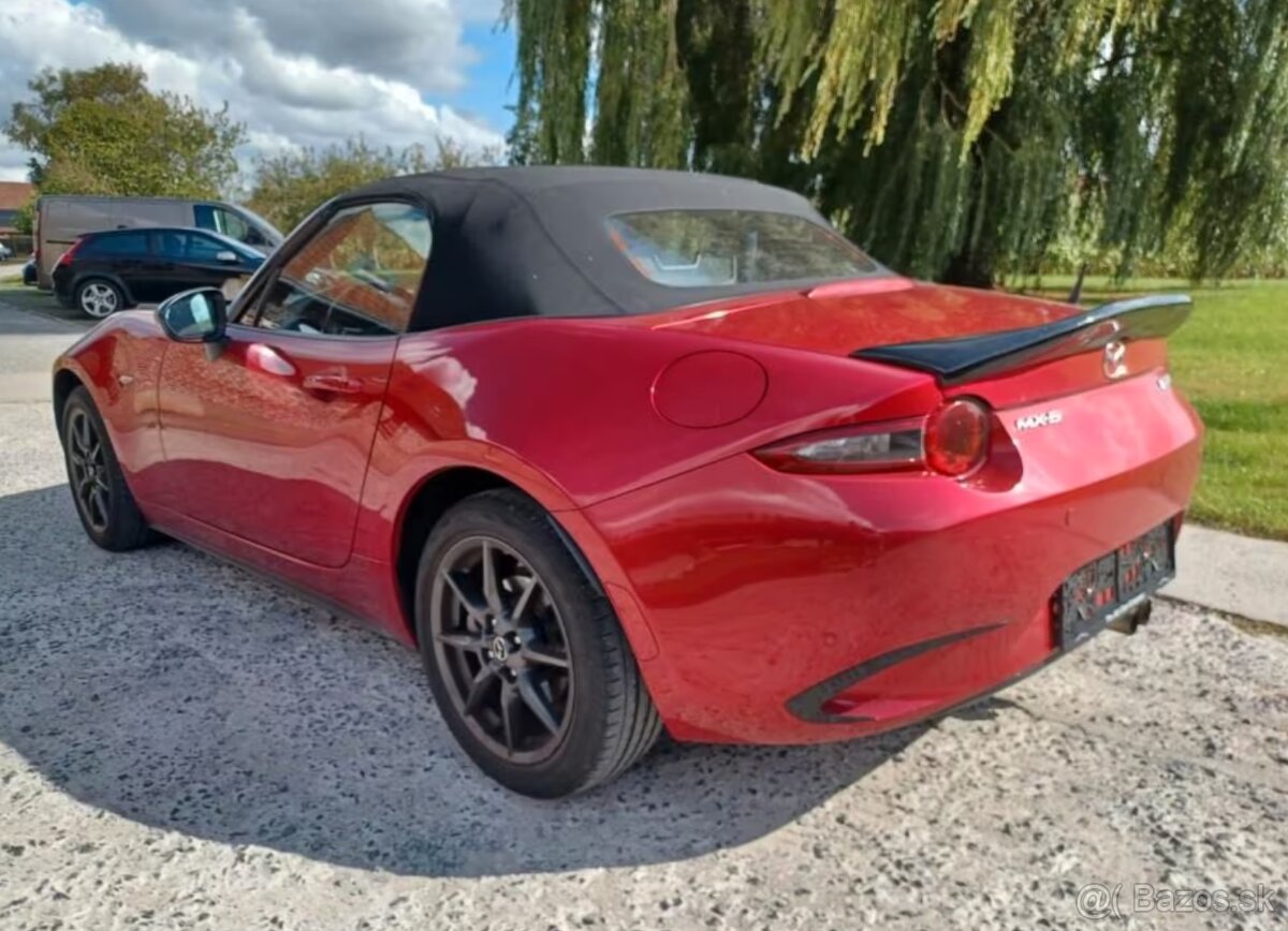 Mazda MX-5 1.5i - 10