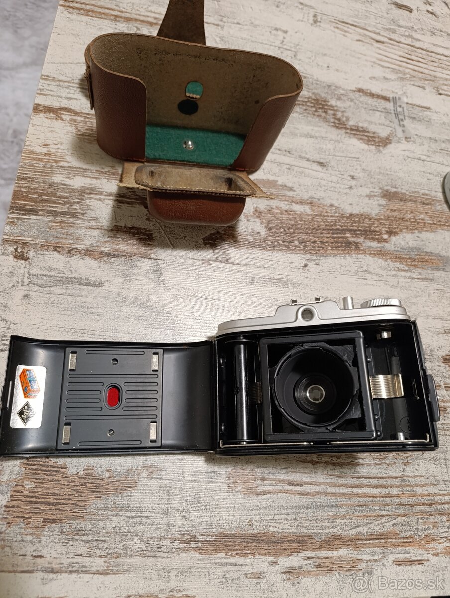 Starožitnosti -vazy,knihy, fotoaparát - 10