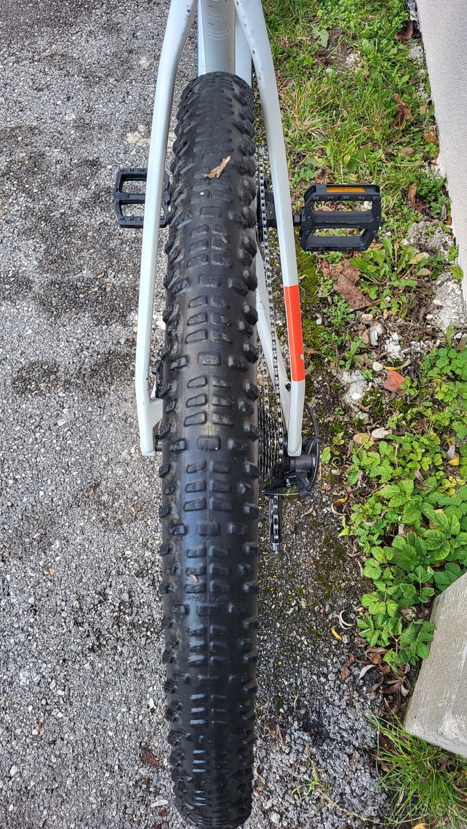 Predám veľmi ľahký bicykel CUBE REACTION C:62 (veľkosť XL) - 10