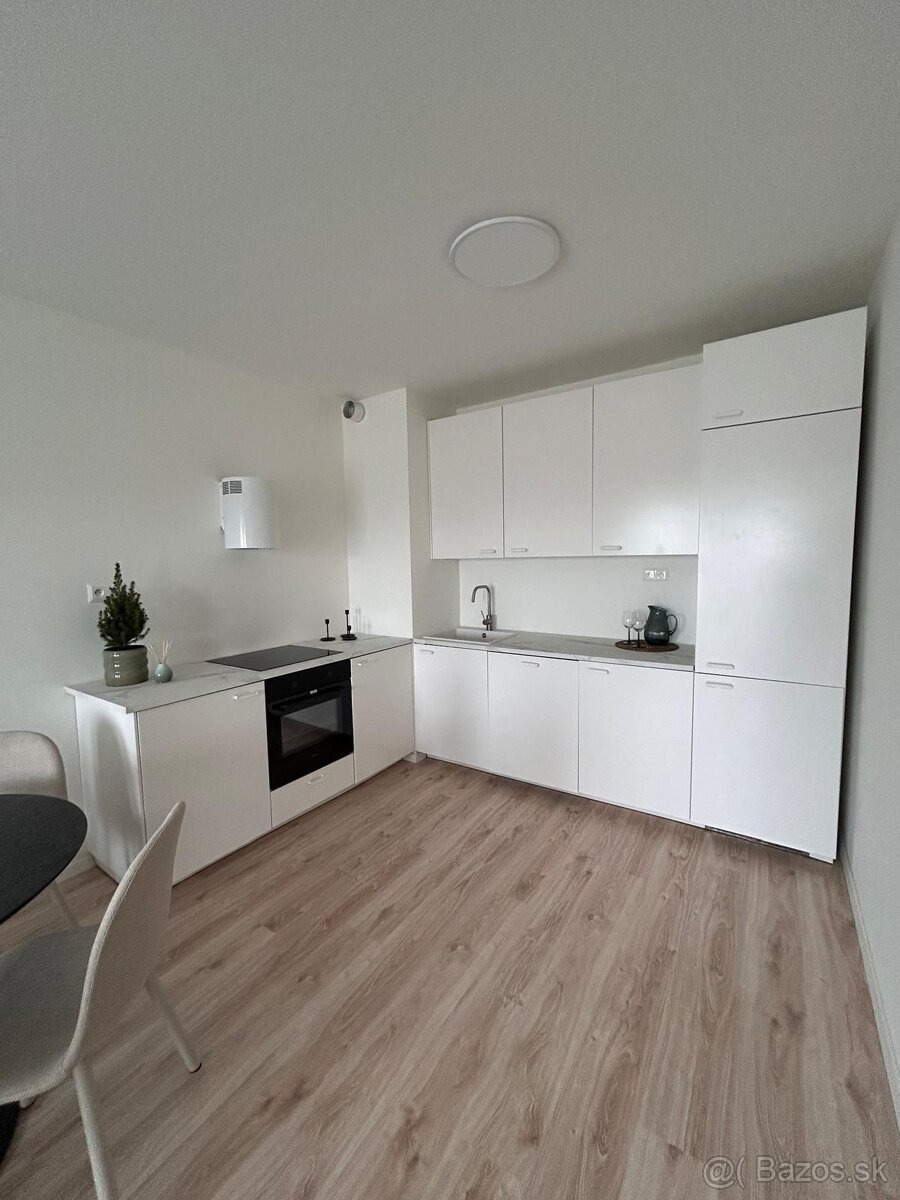 Prenájom bytu 2-izbový • 46 m², 720 €/mes. 720€+150€+100€= n - 10