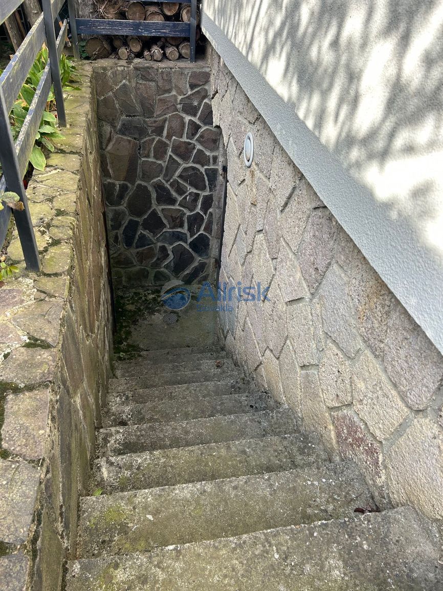 Murovaná podpivničená chata s okrasnou záhradou v osobnom vl - 10