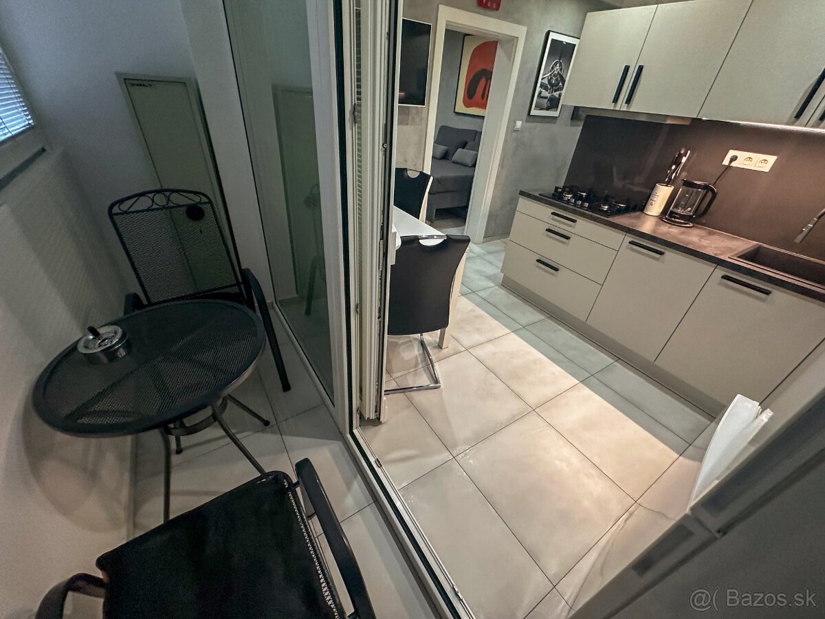 PREDAJ 1 izb. byt 35 m2 po kompletnej rek. ul. Škarvana - 10