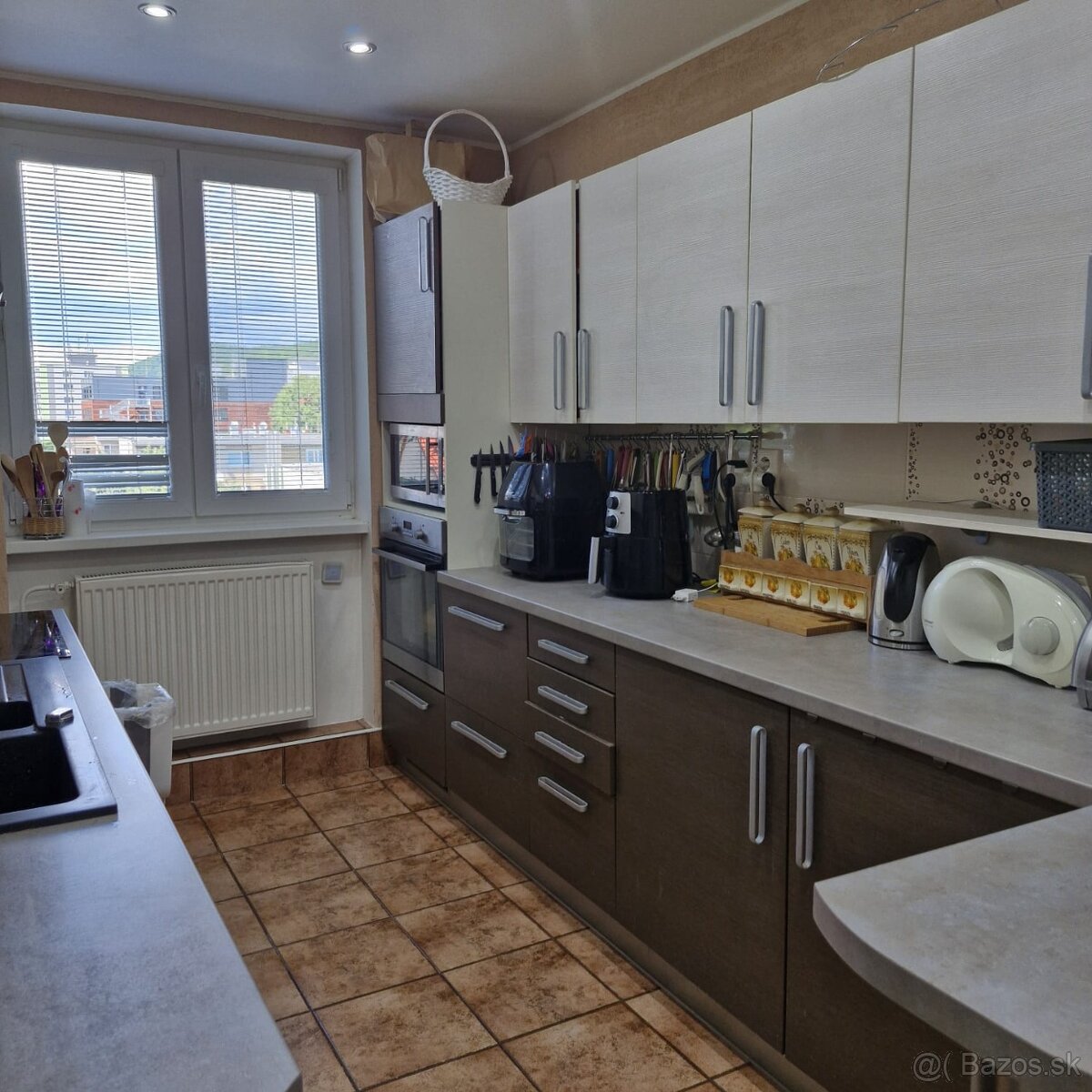 Predáme 3-izbový byt s balkónom, garážou a záhradkou v P.B. - 10