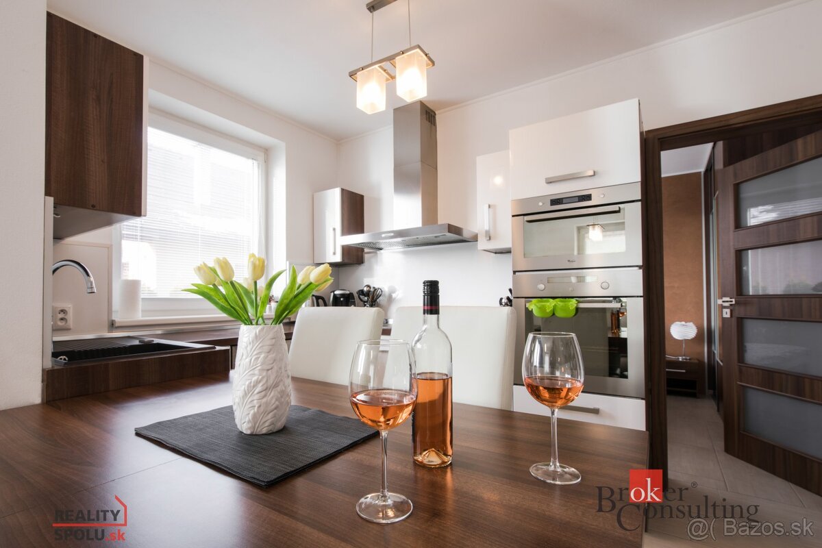 BEŠEŇOVÁ / Predaj apartmánového domu / 2 samostatné jednotky - 10
