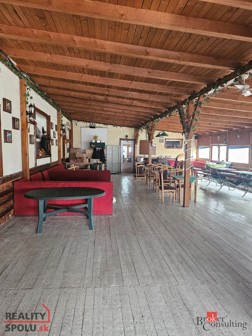 Ponúkame na predaj polyfunkčný objekt v oblízkosti miest Lev - 10