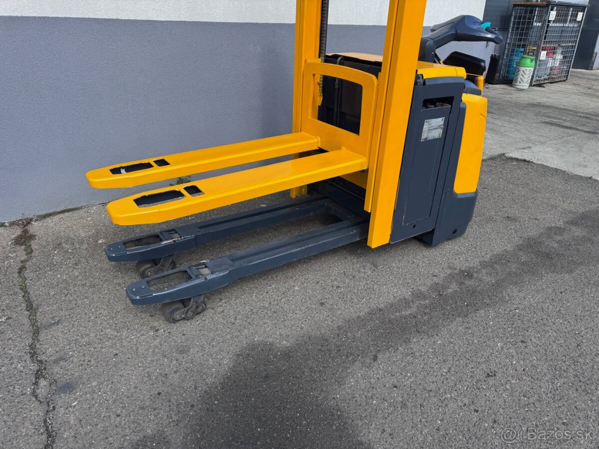 Vysokozdvižný vozík Jung přízdvi AKU na dvě palety - 10