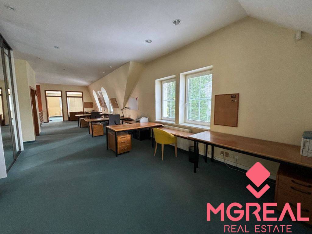 Budova blízko centra Topoľčany / PREDAJ - 10