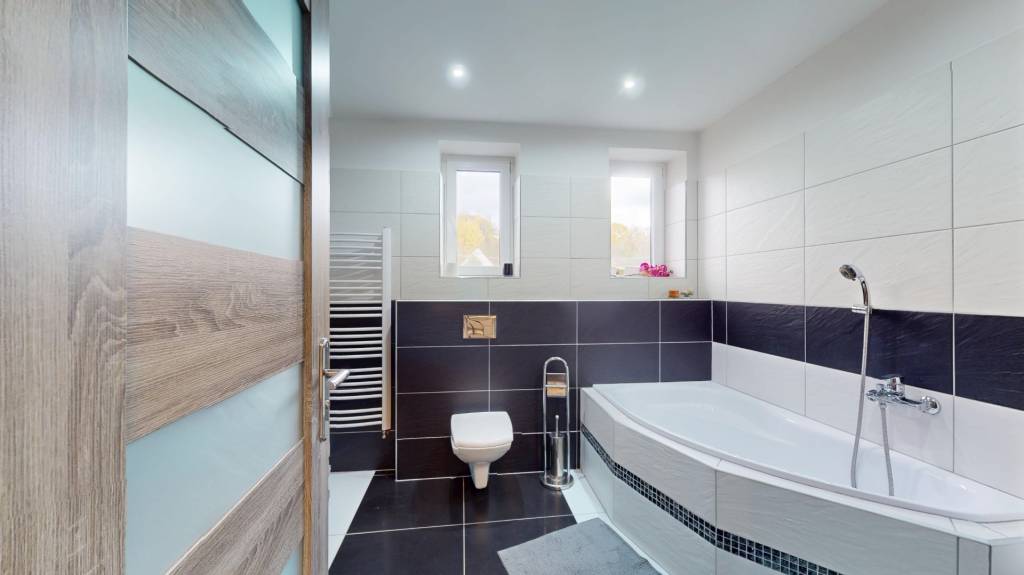 Prerobený rodinný dom na veľkom tichom pozemku v obci Pruské - 10