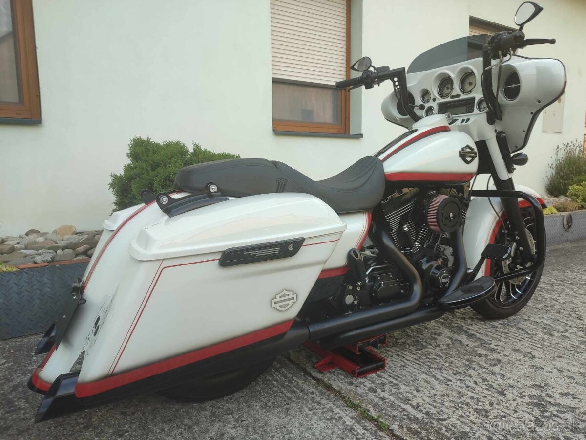 HARLEY DAVIDSON FLHX CUSTOM SPECIAL - 10